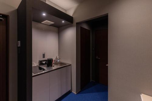Η κουζίνα ή μικρή κουζίνα στο COCOSHUKU Shinjuku-Hanazono