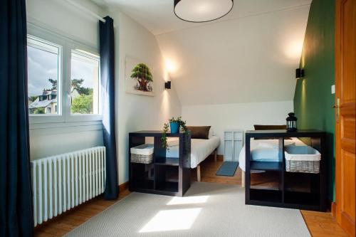 un salon avec un canapé et une fenêtre dans l'établissement Le Gîte de Beauport - Proche des plages, à Paimpol