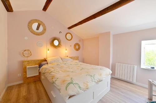 sypialnia z dużym łóżkiem i 2 lustrami w obiekcie Maison Chandolas - Charmante maison pour 10 voyageurs w mieście Chandolas