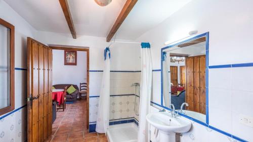 La salle de bains est pourvue d'un lavabo et d'une douche. dans l'établissement Cortijo La Torca Fuente de Piedra by Ruralidays, à Fuente de Piedra