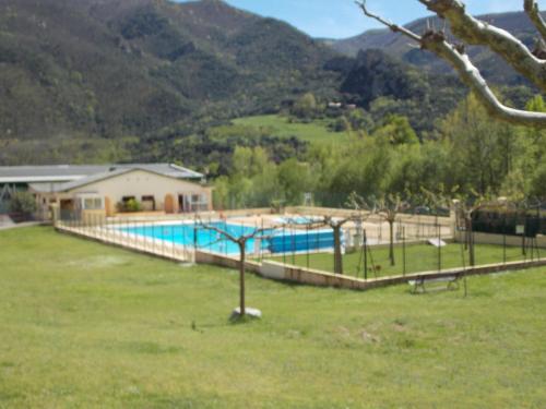 - une piscine dans une cour avec une maison et des montagnes dans l'établissement Maison de vacances tout confort avec garage facile d'accès, à Arles-sur-Tech