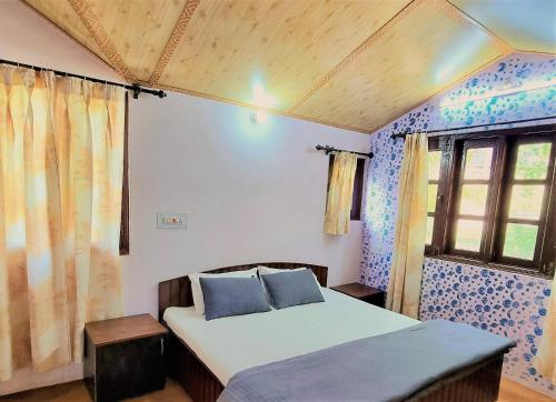 1 dormitorio con cama y ventana en Merlin Grove Suites Simla, en Shimla