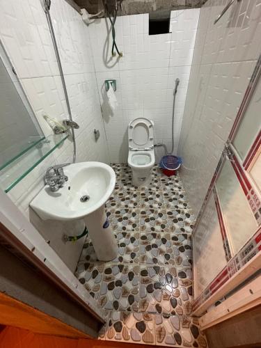 a bathroom with a sink and a toilet at Kiên Mán Homestay in Ha Giang