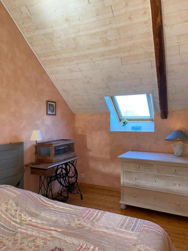 une chambre avec un lit et une fenêtre dans l'établissement Les gites du buisson, à Fréhel