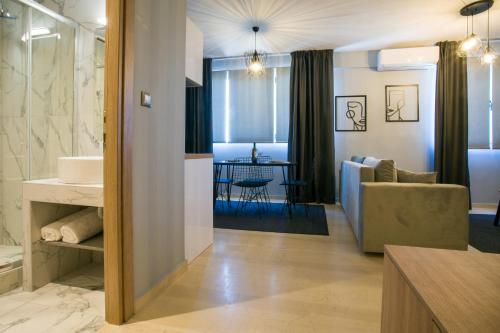 baño con lavabo y sala de estar. en marizas luxury suites #2 en Tesalónica