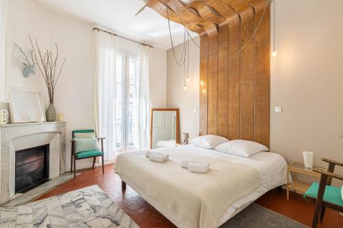 - une chambre avec un grand lit et une cheminée dans l'établissement Luxurious flat in the heart of Cannes, à Cannes
