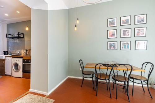 une cuisine et une salle à manger avec une table et des chaises dans l'établissement Luxurious flat in the heart of Cannes, à Cannes