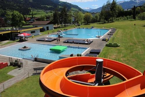 einen Blick über einen großen Pool in der Unterkunft das Stefan - Ferienwohnungen in den Kitzbüheler Alpen in Oberndorf in Tirol