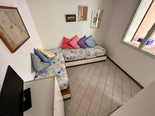 a small room with two beds and a couch at Le vasche - by the sea - nice apartment in Cavo