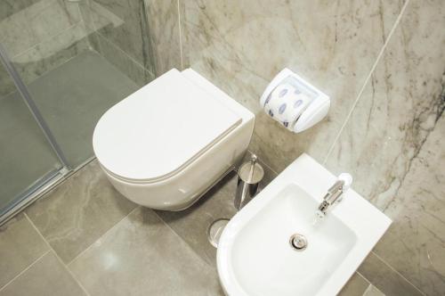 a bathroom with a toilet and a sink at Palazzo Iaquinta - Rooms, Restaurant & Wellness in Cicerale