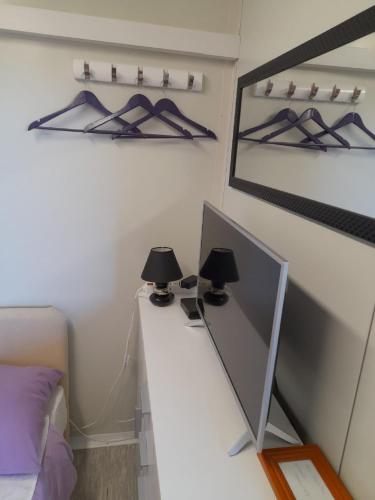 Μια τηλεόραση ή/και κέντρο ψυχαγωγίας στο Apartments Dalamar