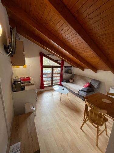 Studio 1411 في Ustou: غرفة معيشة مع سرير وطاولة