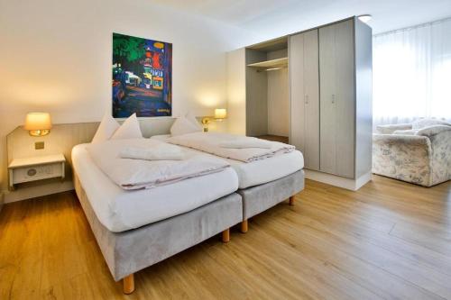 um quarto com duas camas num quarto em Villa Edda - Ferienapartment 28 em Graal-Müritz