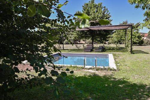 einen Pool im Garten mit Pavillon in der Unterkunft Gîte Un ange passe en Périgord in Le Buisson de Cadouin