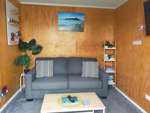 uma sala de estar com um sofá e uma mesa de centro em The Old Sunday School em Dunedin
