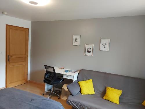 sala de estar con sofá, escritorio y sofá cama en L'Arbonnaise en Arbon
