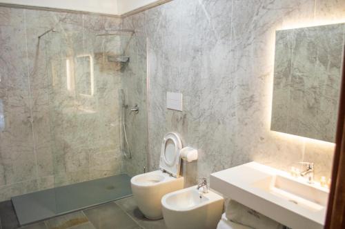 a bathroom with a toilet and a sink and a shower at Palazzo Iaquinta - Rooms, Restaurant & Wellness in Cicerale