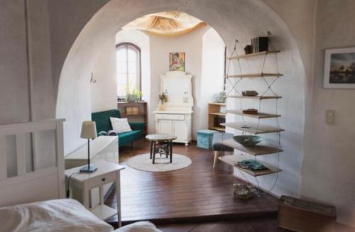 a living room with an archway in the middle of a room at Schloßschänke Eysölden in Thalmässing