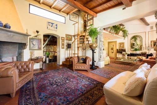 a living room filled with furniture and a fireplace at Residenza del Bravo in Impruneta