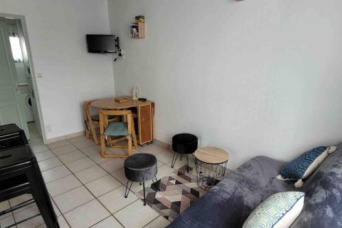 - un salon avec un canapé et une table dans l'établissement Appartement bord de mer, à La Tranche-sur-Mer