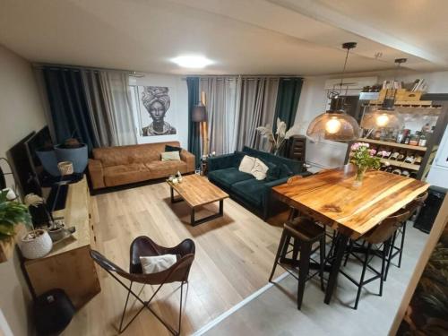 ein Wohnzimmer mit einem Tisch und einem Sofa in der Unterkunft Avenue de Caen in Rouen