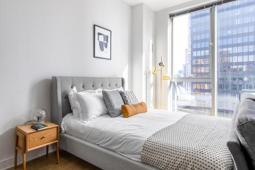 Voodi või voodid majutusasutuse Loop Studio w Gym Pool nr Chicago Riverwalk CHI-240 toas