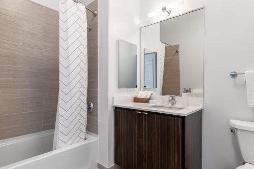 Vannituba majutusasutuses Loop Studio w Gym Pool nr Chicago Riverwalk CHI-240