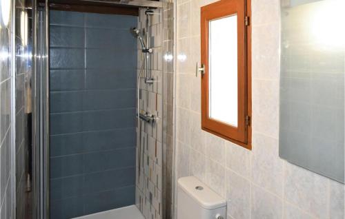 een badkamer met een toilet, een raam en een spiegel bij Cozy Apartment In Aldudes With House Sea View in Aldudes