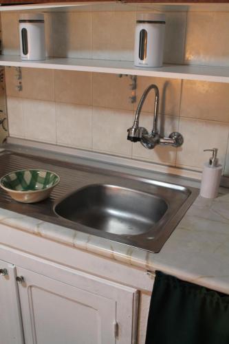 uma cozinha com um lavatório e uma tigela no balcão em Casa das Correias em Évora Monte