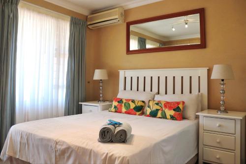 ein Schlafzimmer mit einem Bett mit zwei Flip-Flops darauf in der Unterkunft Launa La Crete 78 in Margate