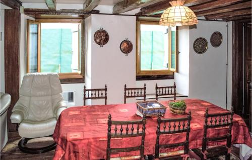 une salle à manger avec une table et des chaises dans l'établissement 6 Bedroom Awesome Home In Aldudes, à Aldudes