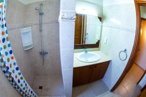 bagno con lavandino e doccia con specchio di Villa Olive Grove 3 a Paphos