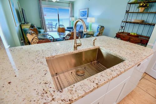 cocina con fregadero y encimera en Caribbean 401, en Gulf Shores