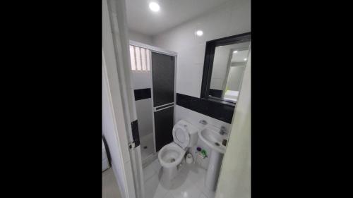 ein Bad mit einem WC, 2 Waschbecken und einem Spiegel in der Unterkunft Bm-16 room near the sea with air conditioning and WIFI in Cartagena de Indias