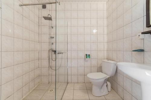 a bathroom with a shower and a toilet and a sink at Przestronne domki Sztutowo in Sztutowo