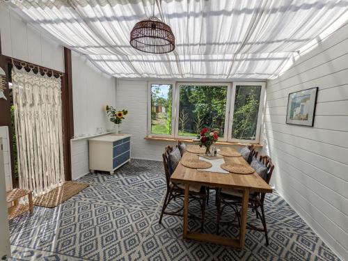 a dining room with a table and chairs at Haus Willi von Tinyhaus Steinhude in Steinhude