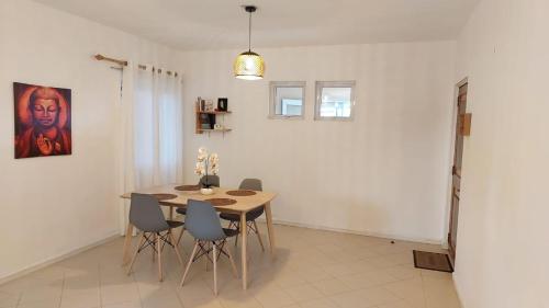 jadalnia ze stołem i krzesłami w obiekcie Cosy Apartment in Ebene w mieście Quatre Bornes