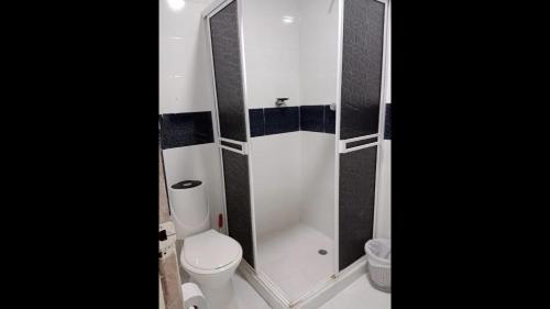 ein kleines Badezimmer mit Toilette und Dusche in der Unterkunft Bm-8 room near the sea with air conditioning and WIFI in Cartagena de Indias