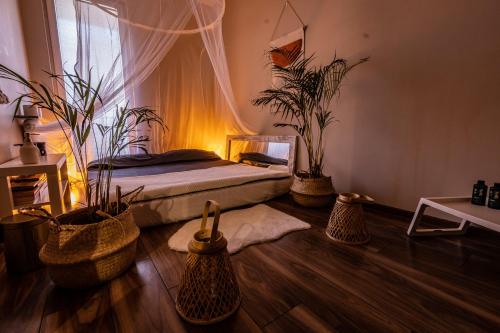 ein Schlafzimmer mit einem Bett und Topfpflanzen darin in der Unterkunft Apartament Tylko Dla Dorosłych - Body Pleasure Room in Łódź