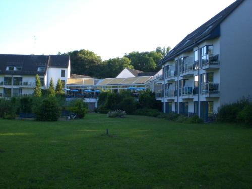 a large yard in front of a building at Hotel Fährkrug in Templin