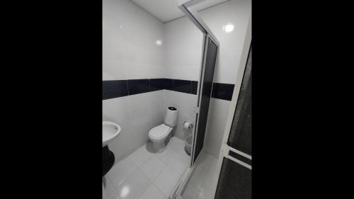 ein kleines Badezimmer mit Toilette und Dusche in der Unterkunft Bm-2 room near the sea with air conditioning and WIFI in Cartagena de Indias