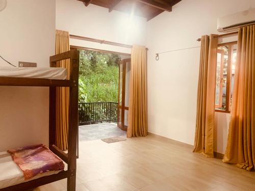 Jungle city Hostel في غالي: غرفة بسريرين بطابقين وشرفة