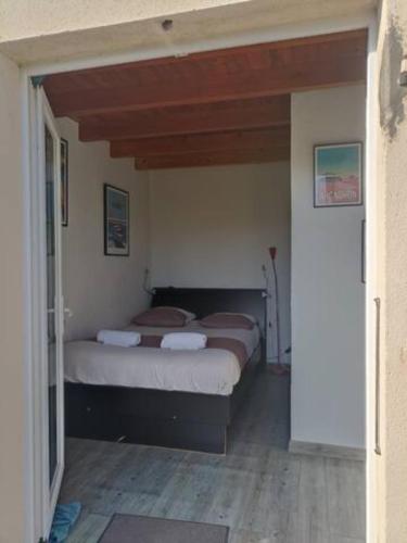 ein Schlafzimmer mit einem Bett in einem Zimmer in der Unterkunft Aux portes de Bordeaux, chambre indépendante in Cénac