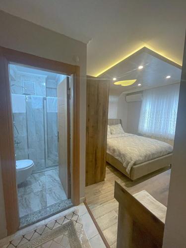 um quarto com uma cama e uma casa de banho com um chuveiro em Super value em Istambul