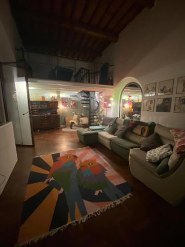 ein Wohnzimmer mit 2 Sofas und einem Teppich in der Unterkunft Casa nel Chianti a Siena in Ponte A Bozzone