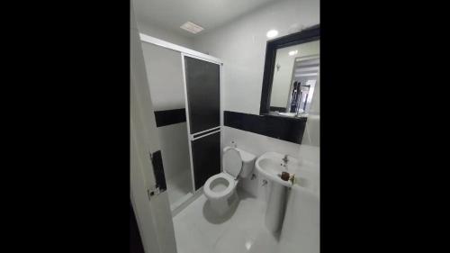 ein Badezimmer mit Toilette, Waschbecken und Spiegel in der Unterkunft Bm-12 room near the sea with air conditioning and WIFI in Cartagena de Indias