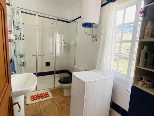 a bathroom with a toilet and a shower and a sink at Lightbooking Hermigua vista al mar y al Teide in Hermigua