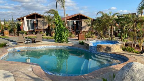 uma piscina num quintal com uma casa em Paraíso del Valle em Ensenada