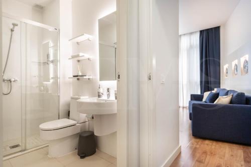 a bathroom with a toilet and a sink and a shower at Central apartment by Picasso Museum by REMS in Málaga