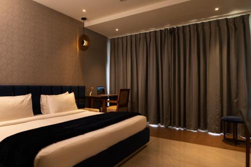 Una cama o camas en una habitación de The Aldott Cyber City